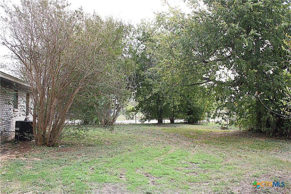 Image 15 of property listing at 501 Harper Street, Holland, TX 76534