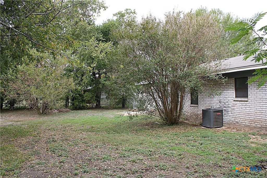 Image 16 of property listing at 501 Harper Street, Holland, TX 76534