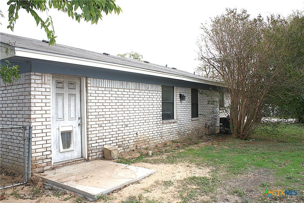 Image 17 of property listing at 501 Harper Street, Holland, TX 76534