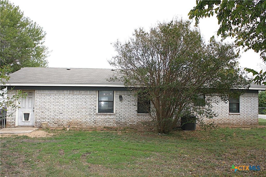 Image 18 of property listing at 501 Harper Street, Holland, TX 76534