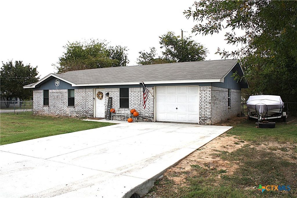 Image 2 of property listing at 501 Harper Street, Holland, TX 76534