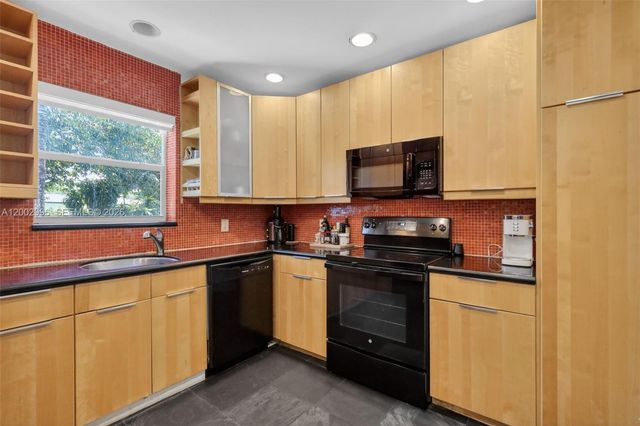 172 NW 116th St, Miami, FL 33168