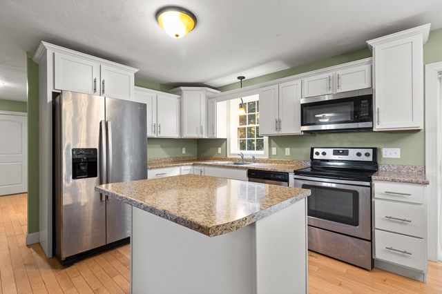9 Shamrock Ln, Lakeville, MA 02347