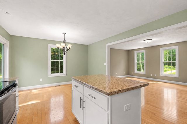 9 Shamrock Ln, Lakeville, MA 02347