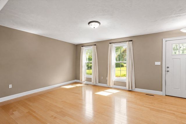 9 Shamrock Ln, Lakeville, MA 02347