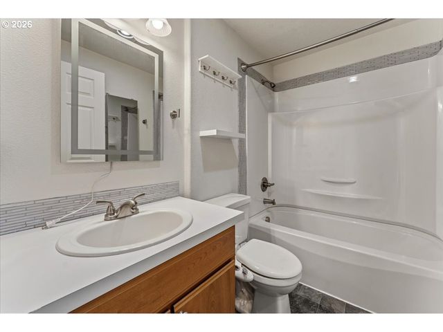 661 Ne 162ND Ave 301, Portland, OR 97230