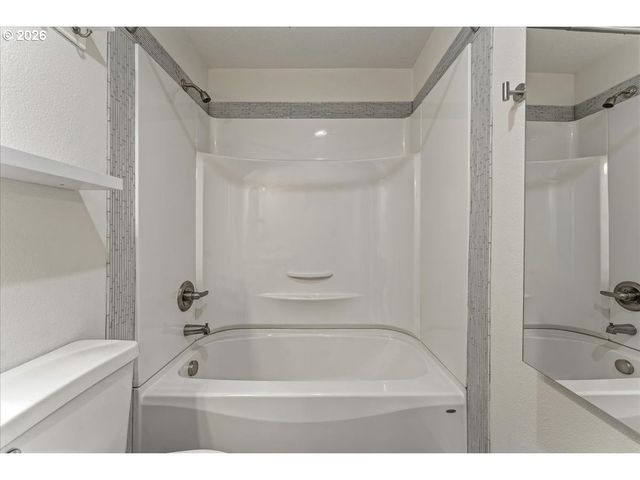 661 Ne 162ND Ave 301, Portland, OR 97230