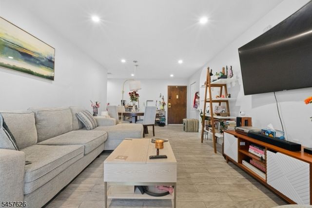 2 Ann St N308, Clifton City, NJ 07013