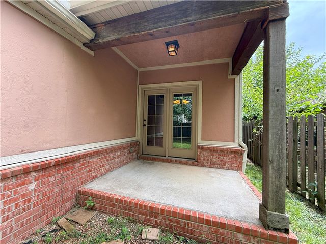 108 Granada Avenue, Fayetteville, AR 72703