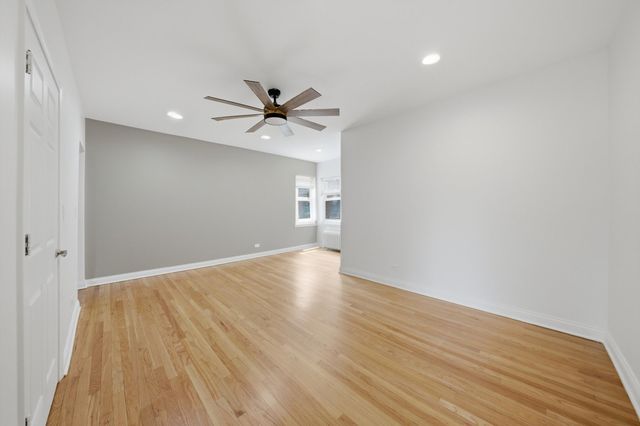 52 Forest Avenue 2N, Riverside, IL 60546