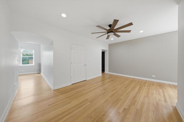 52 Forest Avenue 2N, Riverside, IL 60546