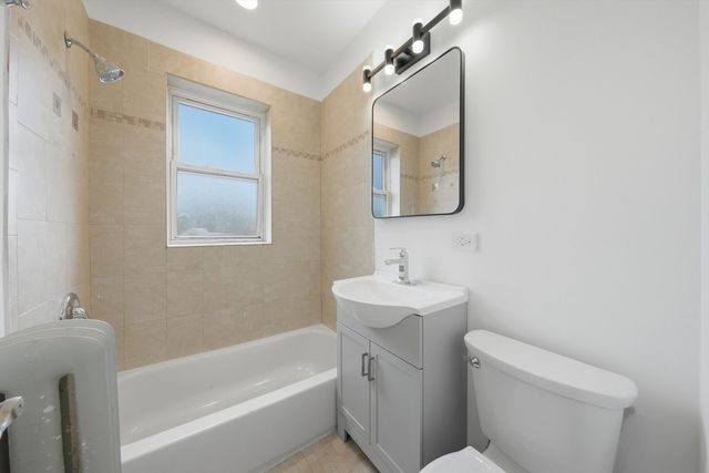 52 Forest Avenue 2N, Riverside, IL 60546