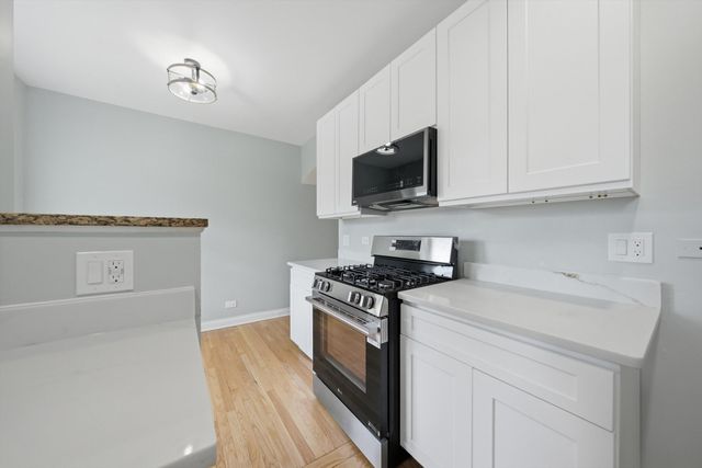 52 Forest Avenue 2N, Riverside, IL 60546