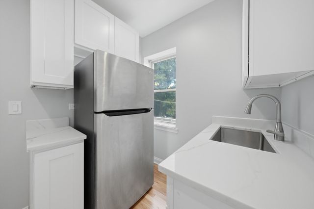 52 Forest Avenue 2N, Riverside, IL 60546
