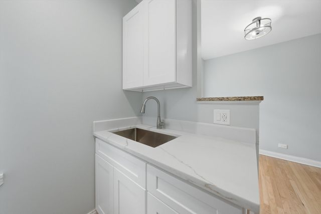 52 Forest Avenue 2N, Riverside, IL 60546
