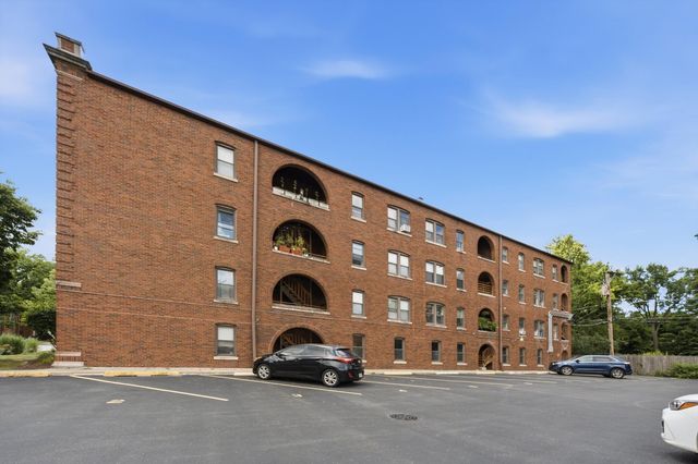 52 Forest Avenue 2N, Riverside, IL 60546