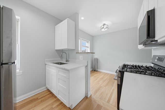52 Forest Avenue 2N, Riverside, IL 60546
