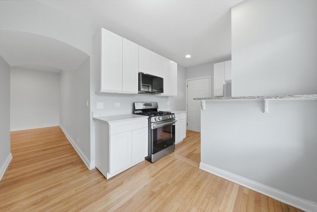 52 Forest Avenue 2N, Riverside, IL 60546