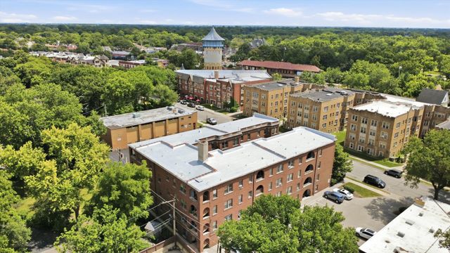 52 Forest Avenue 2N, Riverside, IL 60546