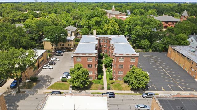 52 Forest Avenue 2N, Riverside, IL 60546