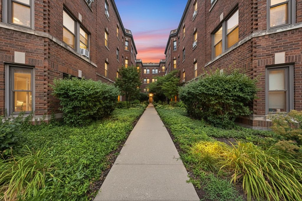52 Forest Avenue 2N, Riverside, IL 60546