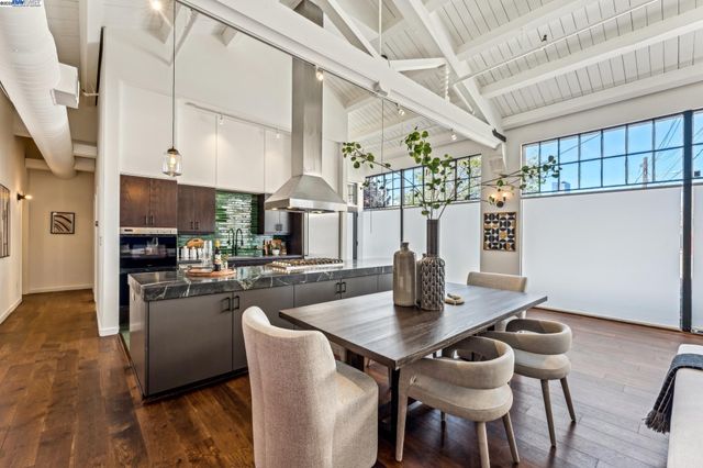311 4th St 301, Oakland, CA 94607