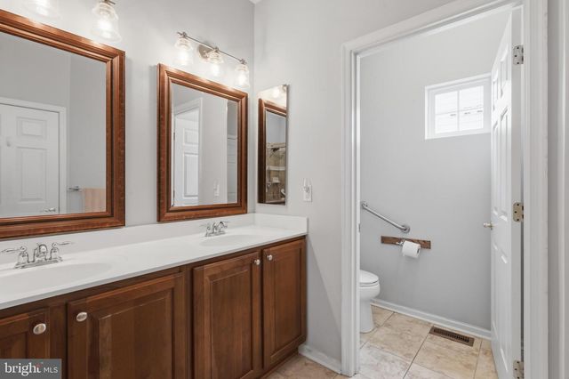 140 HEARTHSTONE DR, Berlin, NJ 08009