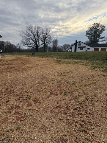 1824 N Oak Ridge Church Road, Yadkinville, NC 27011