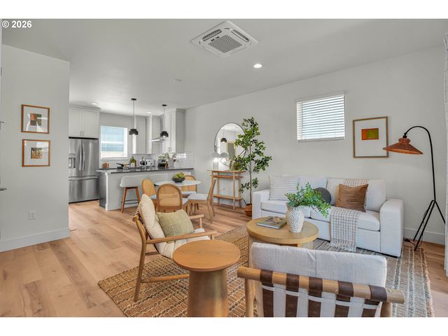 8432 E Burnside St, Portland, OR 97216