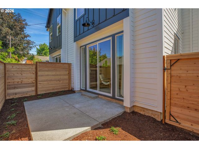 8432 E Burnside St, Portland, OR 97216