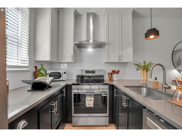 8432 E Burnside St, Portland, OR 97216