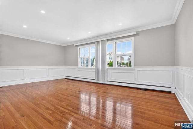 28 1st Street, Wallington, NJ 07057
