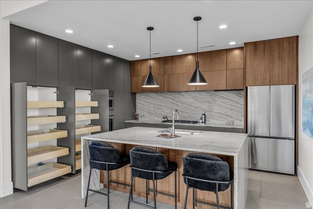 533 S KWAVASA DR, Ivins, UT 84738