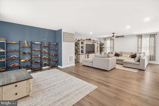 42 RAYMOND XING, Hagerstown, MD 21740