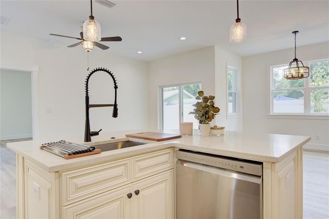1316 E 9TH AVENUE, Mount Dora, FL 32757