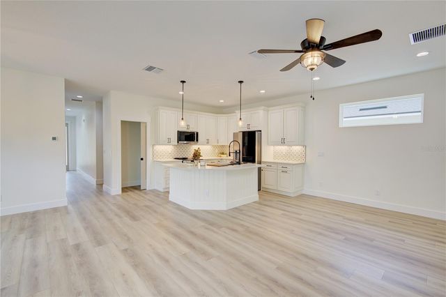 1316 E 9TH AVENUE, Mount Dora, FL 32757