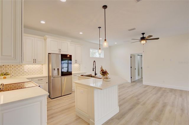 1316 E 9TH AVENUE, Mount Dora, FL 32757