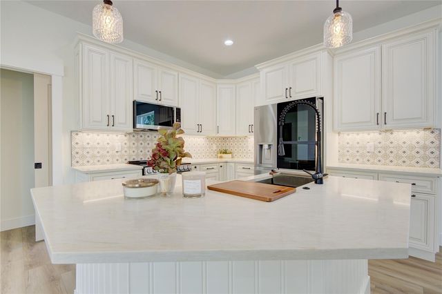 1316 E 9TH AVENUE, Mount Dora, FL 32757