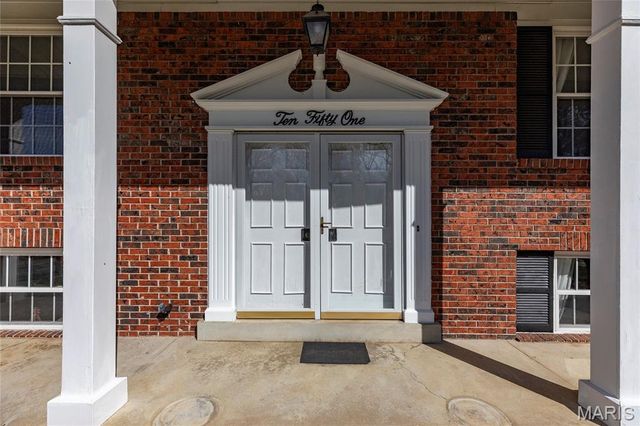 1051 Briarhurst Drive, Manchester, MO 63021