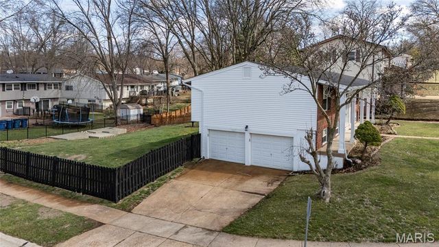 1051 Briarhurst Drive, Manchester, MO 63021