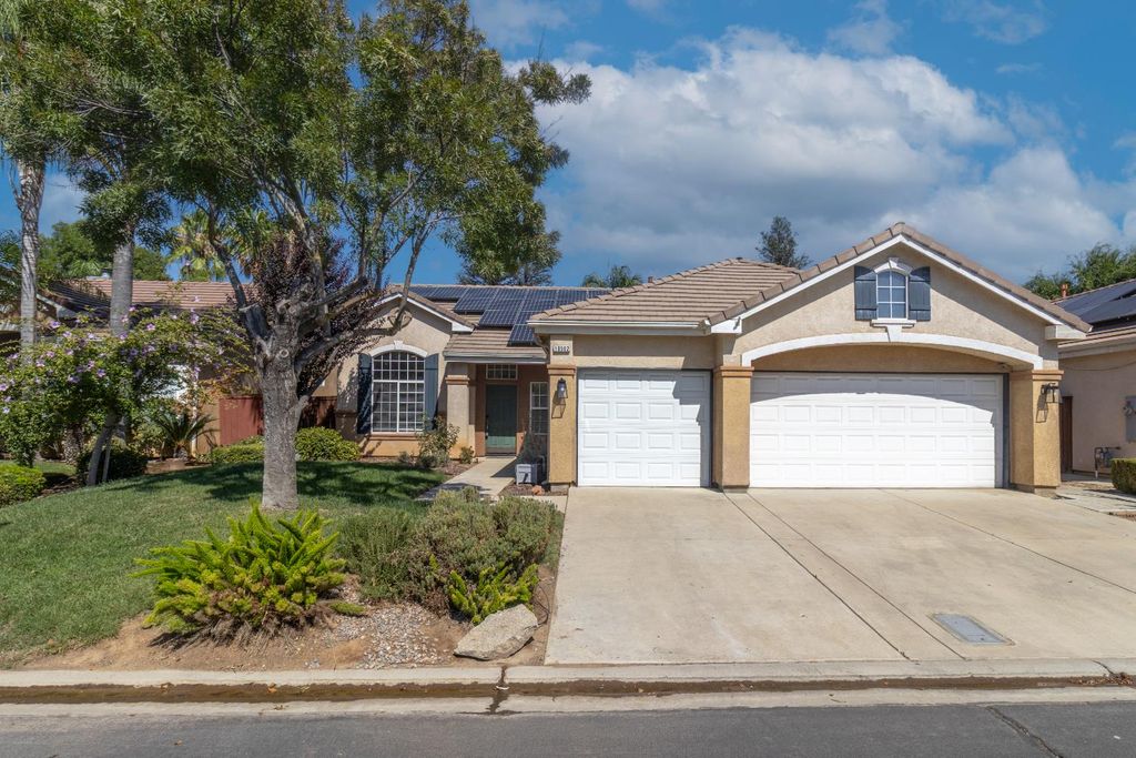 10502 E Greenbury Way, Clovis, CA 93619