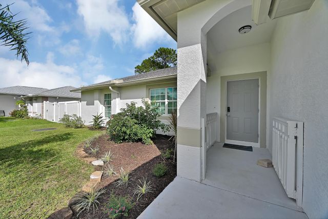 551 NW Grenada Street, Port St Lucie, FL 34983