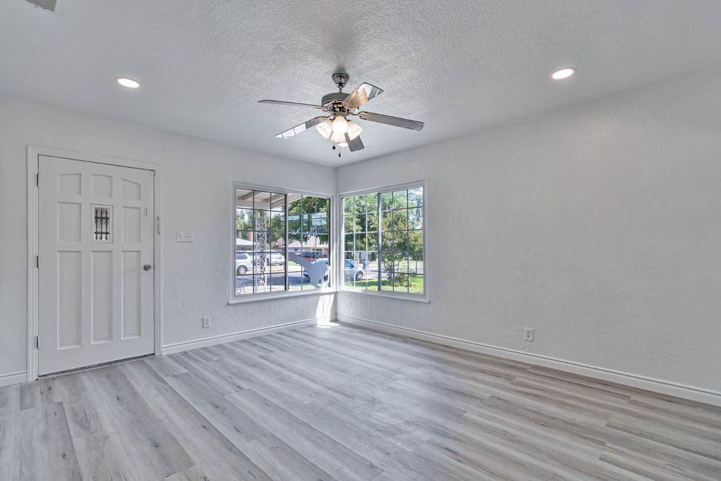 Image 7 of property listing at 4774 Hammond, Fresno, CA 93702