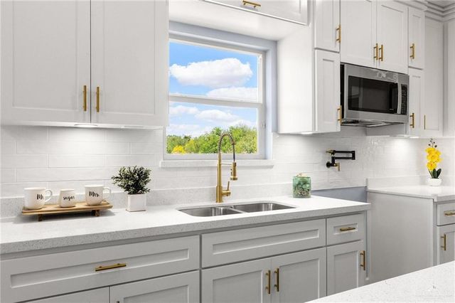 2401 Via Roma Lane, Weslaco, TX 78596