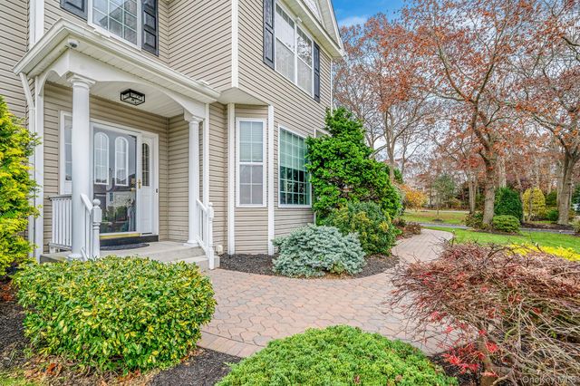 9 Paddock Lane, Medford, NY 11763