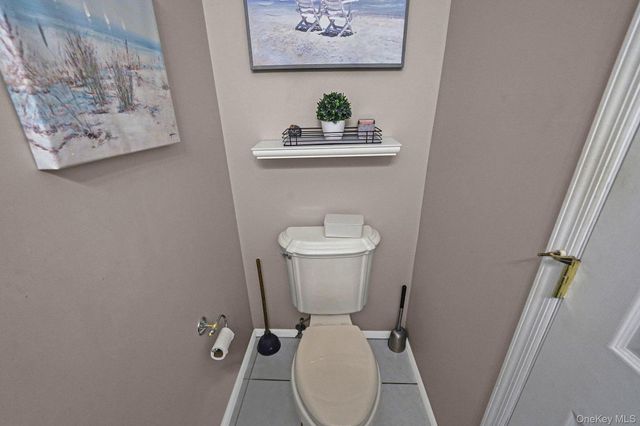 9 Paddock Lane, Medford, NY 11763