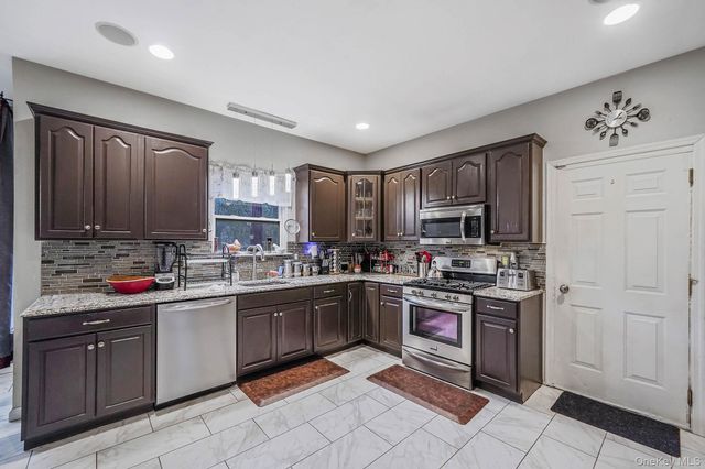 9 Paddock Lane, Medford, NY 11763