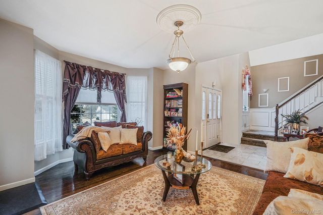 9 Paddock Lane, Medford, NY 11763