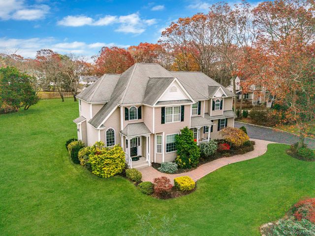 9 Paddock Lane, Medford, NY 11763