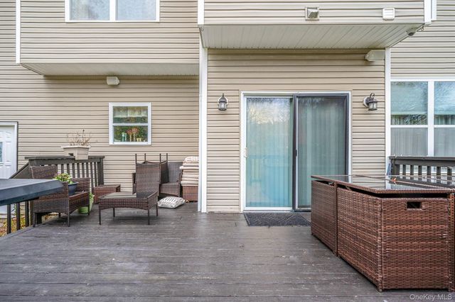 9 Paddock Lane, Medford, NY 11763